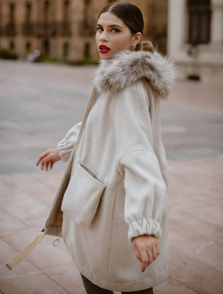 Modelo con abrigo Suecia beige oversize y cuello de pelo natural