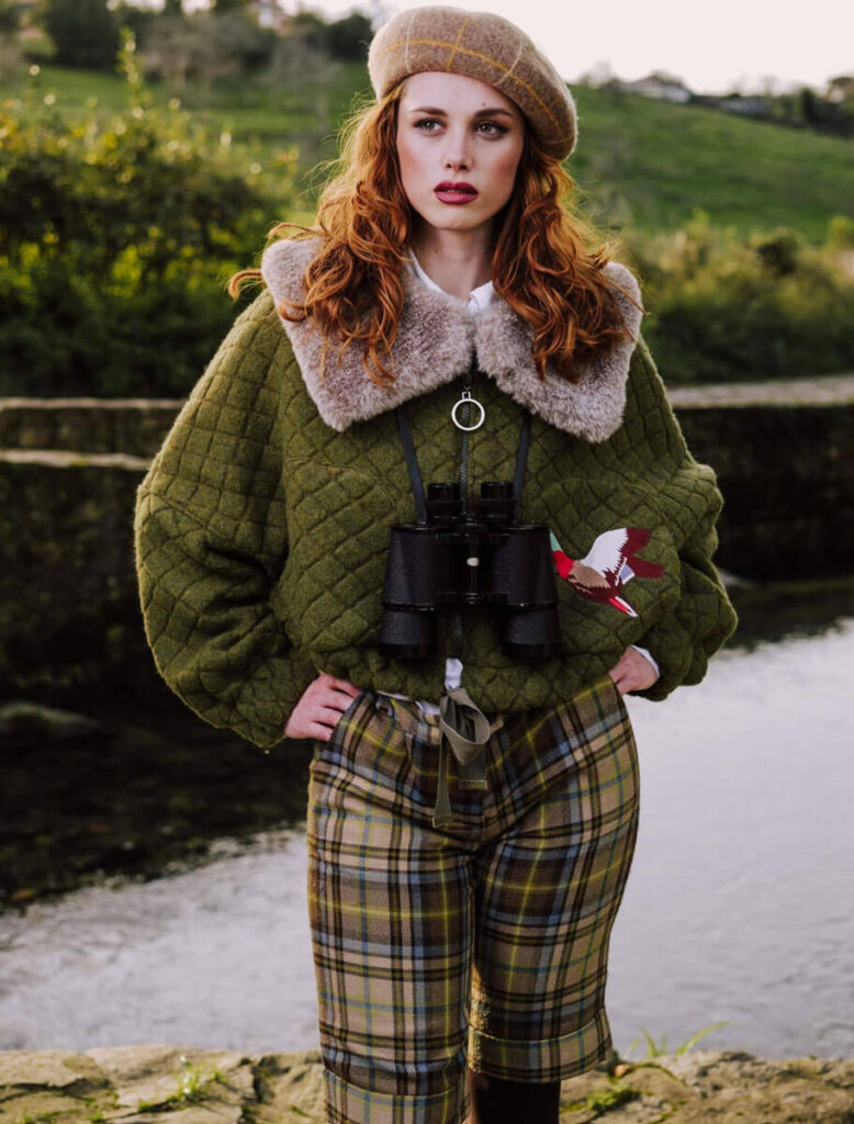 Mujer con chaqueta verde acolchada con cuello de pelo natural gris
