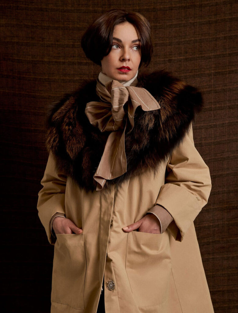 Primer plano del abrigo Coloradona con detalle de cuello de zorro marrón y lazo de terciopelo