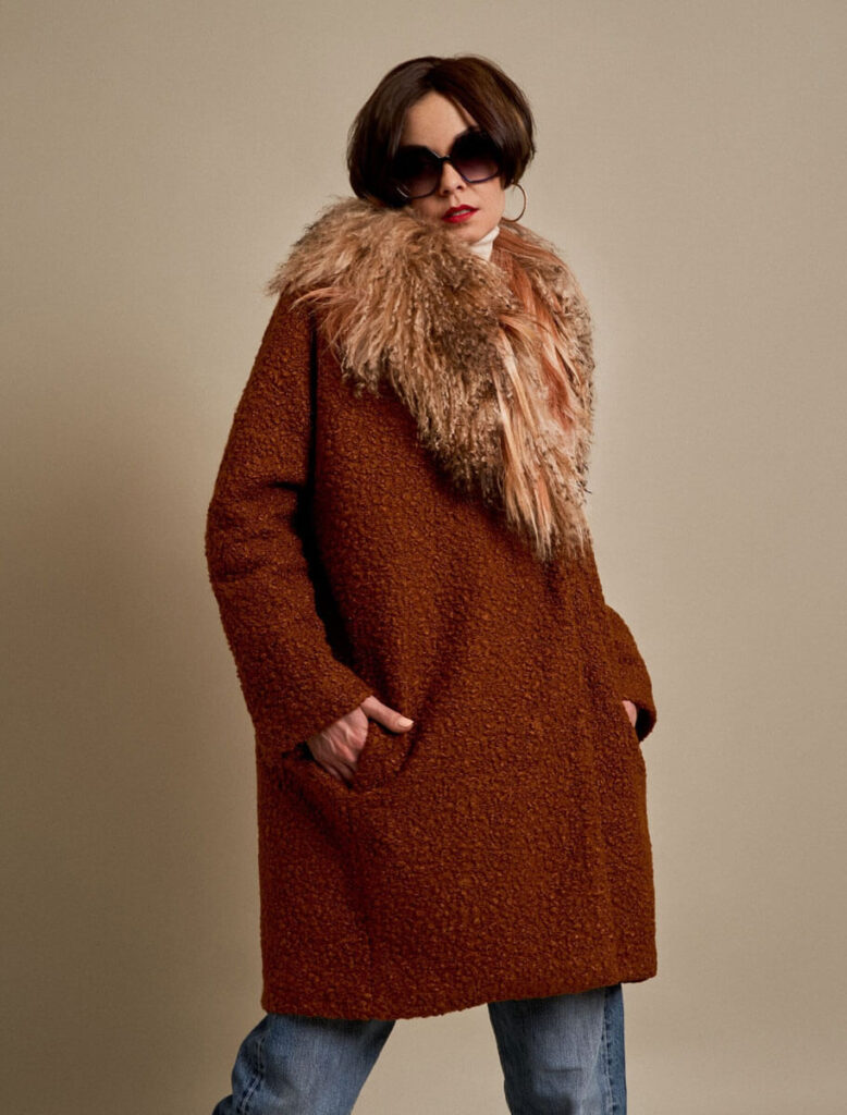 Modelo con abrigo marrón Prieta de tejido rizo y cuello de piel natural de Mongolia y yak