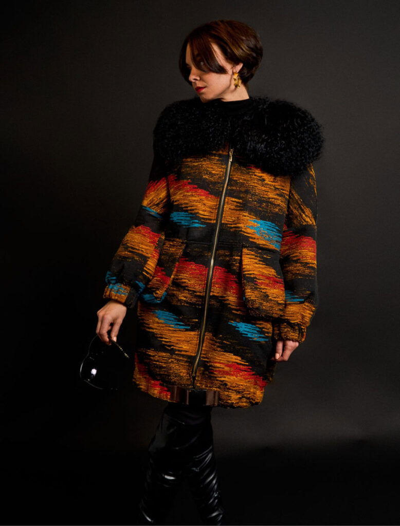 Imagen principal del abrigo Raxao Rayas de frente con cierre de cremallera