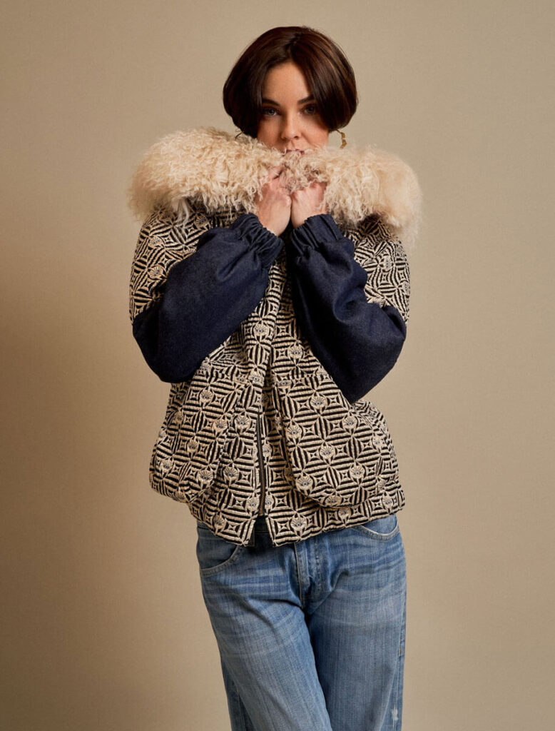 Modelo luciendo la chaqueta Madiedo abrazando el cuello de cordero