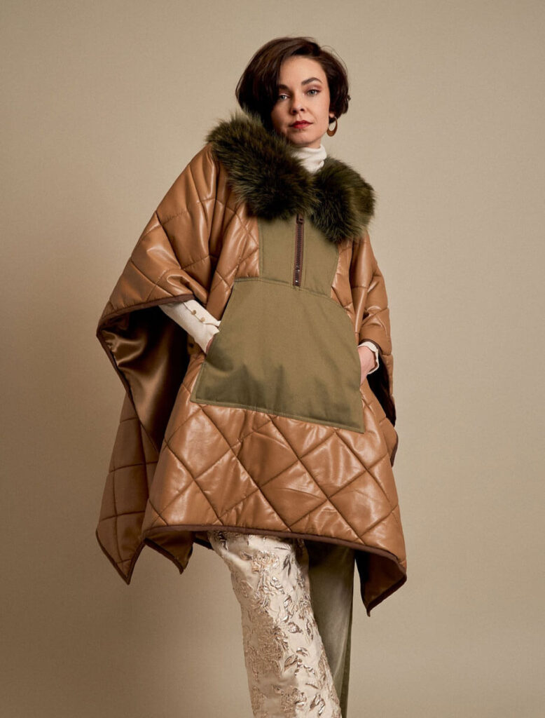 Poncho Carrió marrón frontal – Cuello racoon y bolsillo central