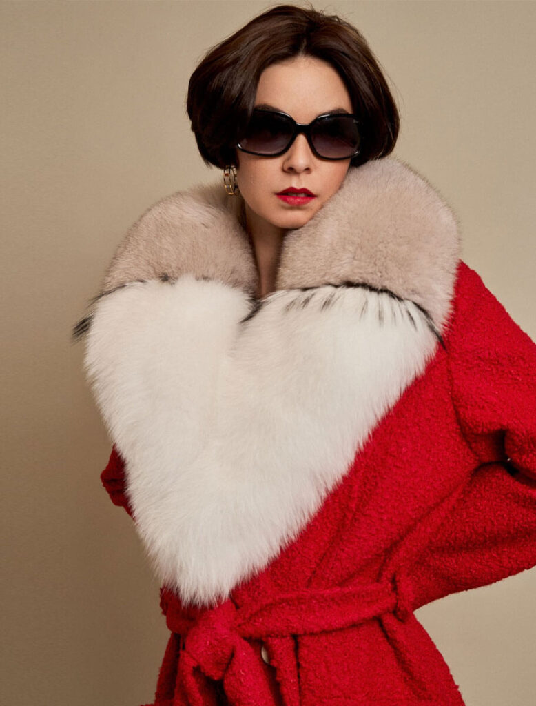 Mujer con abrigo rojo Durona de Tresali y cuello de zorro natural