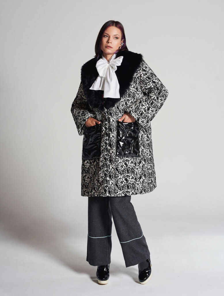 Mujer con abrigo blanco y negro Flor de Nieve de Yes50 con cuello negro de pelo