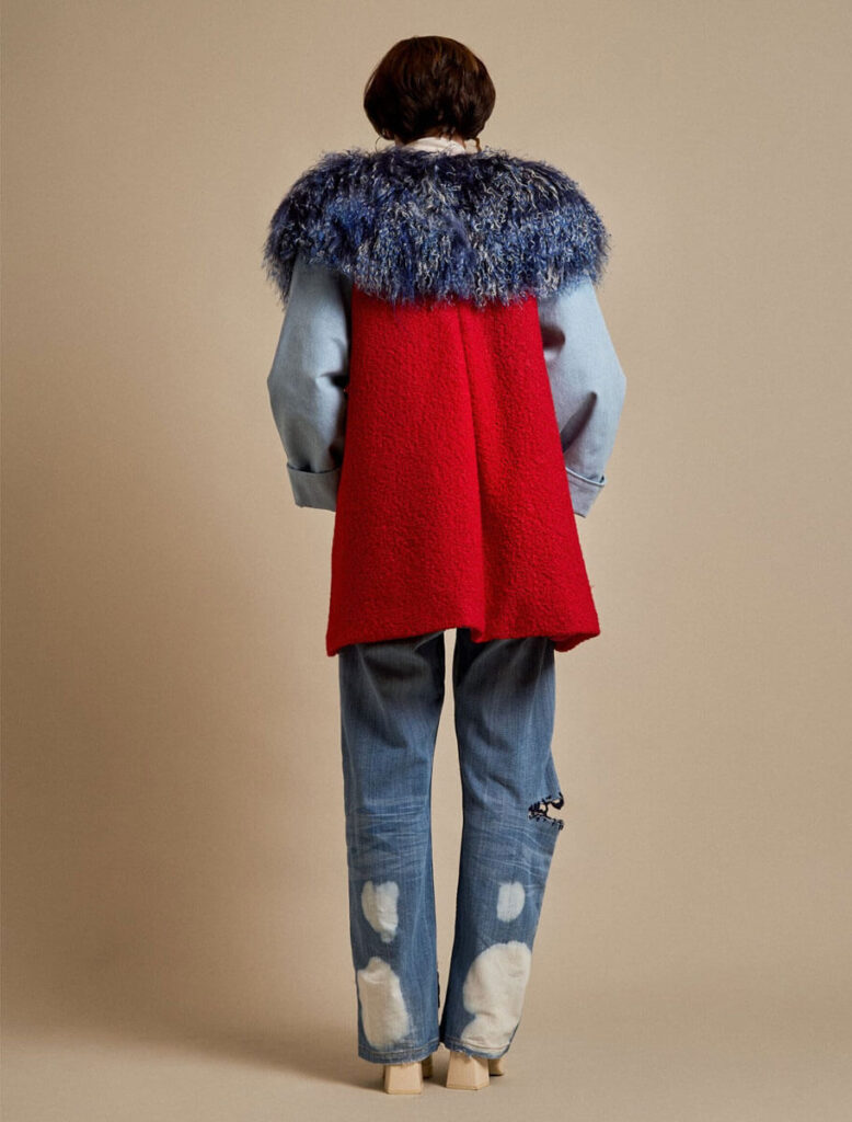 Abrigo Limón Montes Rojo – Vista posterior con cuello desmontable de cordero