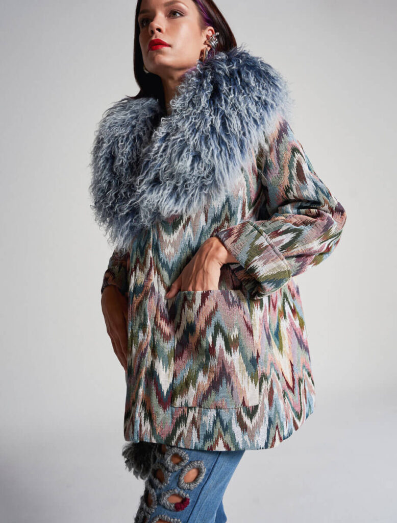 Abrigo Xabú Azul YES50 detalle lateral – Moda de lujo española