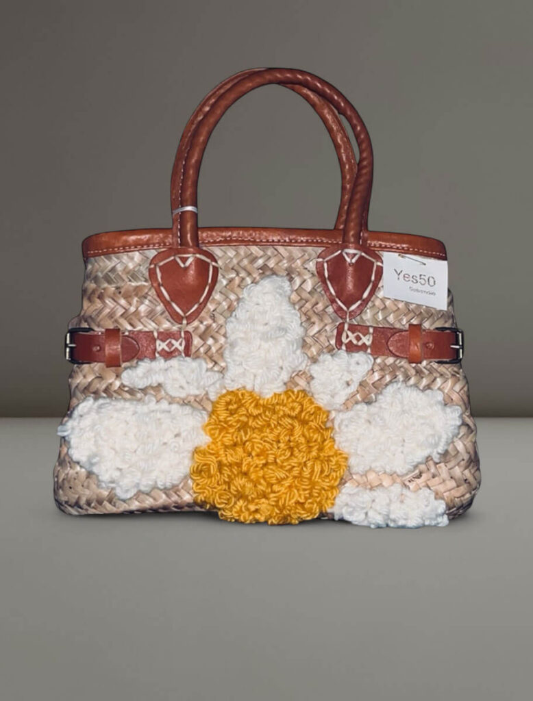 Bolso cesta portuguesa bordado a mano con flor Camelia de Invierno de Yes50