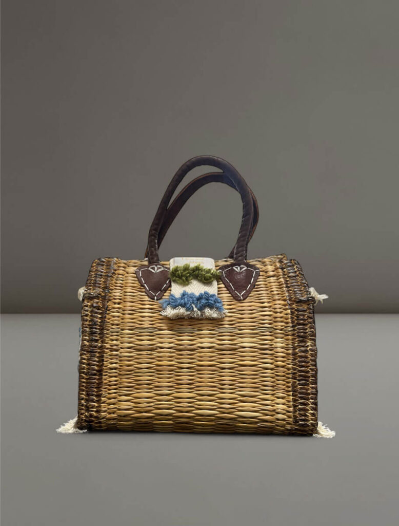 Cesta Hortensia de Yes50 con bordado artesanal en tonos verdes y azules.