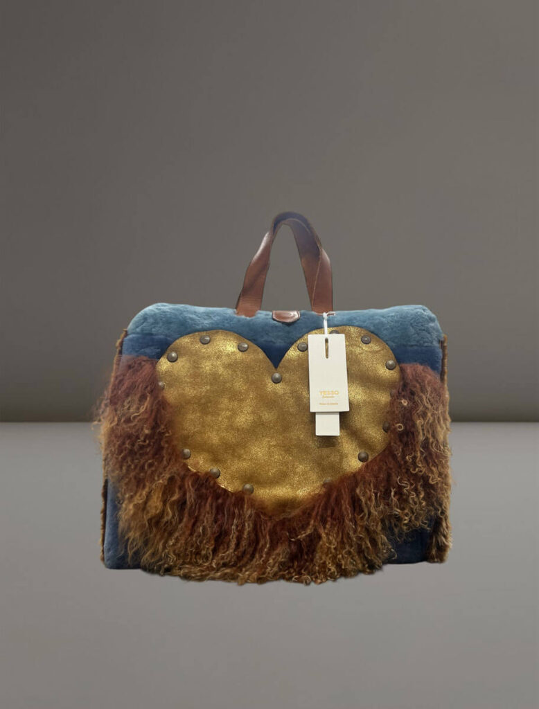 Cesta Iris Dorado de Yes50 con corazón dorado y base azul, elaborada con tejidos reciclados.