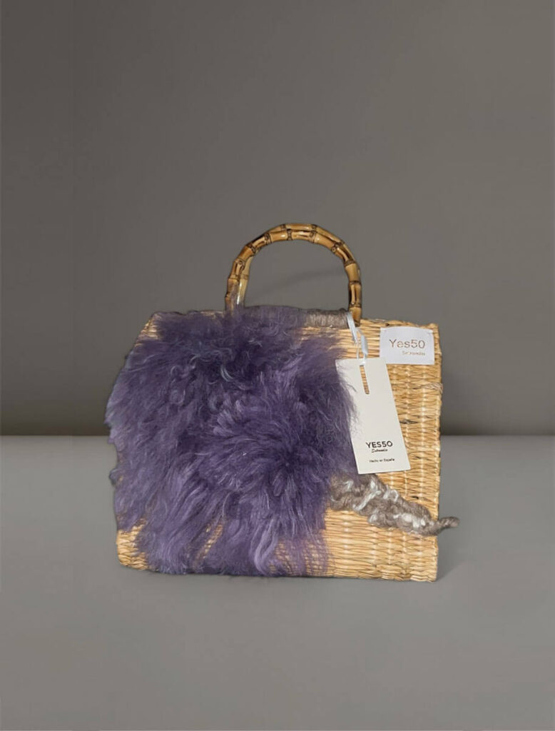 Cesta artesanal Lavanda de Yes50, elaborada con piel reciclada lila y bordado gris.