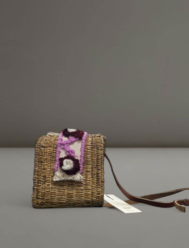 Cesta Magnolia de Yes50 con cierre bordado a mano en tonos beige, rosa y granate.