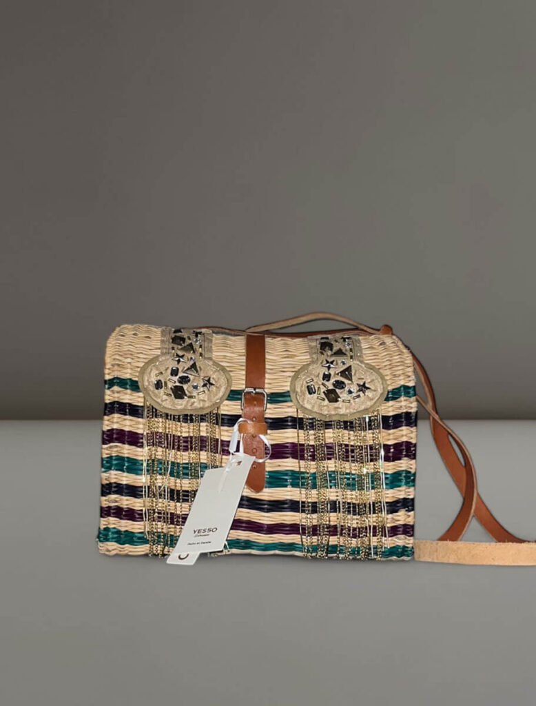 Cesta Mimosa de Yes50, tricolor con detalles dorados y cadenas decorativas, elaborada a mano.