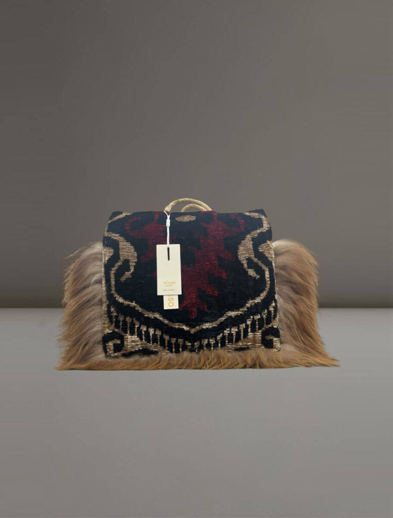 ista frontal de la cesta Niebla Negra de Yes50, con tejido reciclado de pelo de oveja.