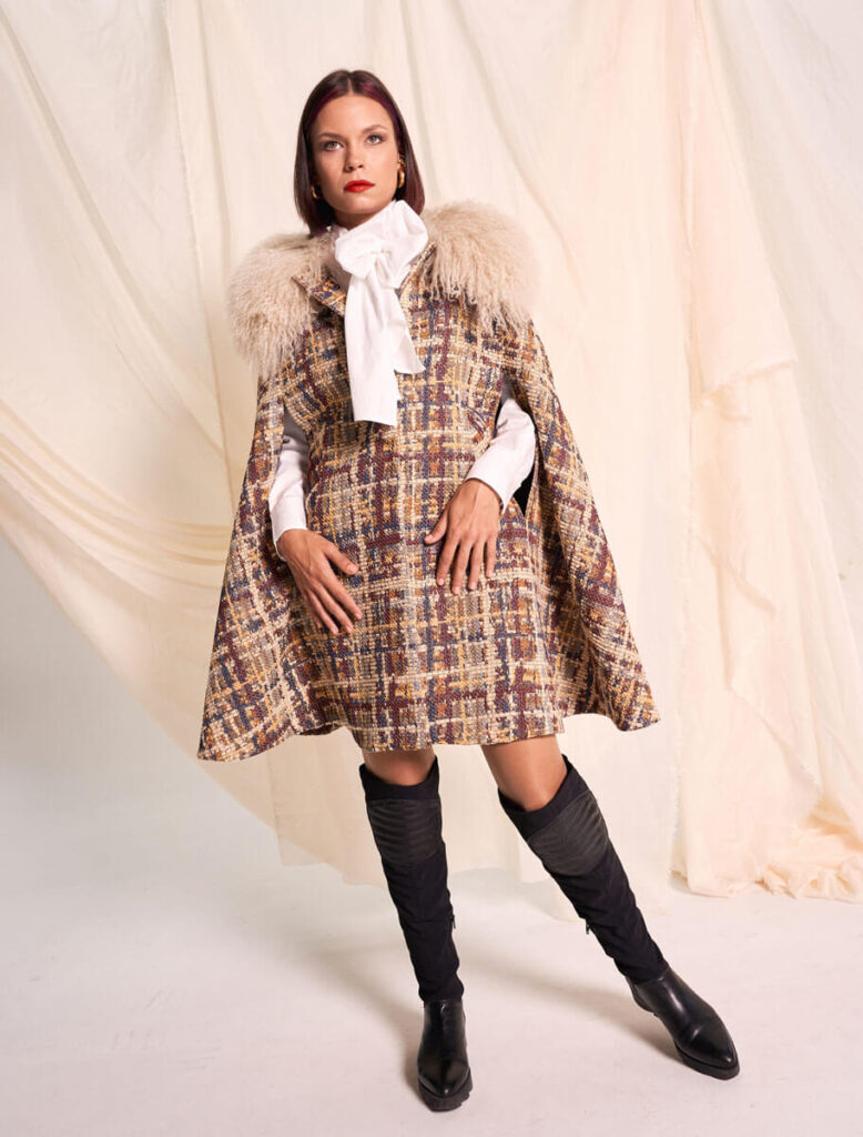 Capa Brezo Nata Yes50 – Alta costura española con cuello de cordero de Mongolia