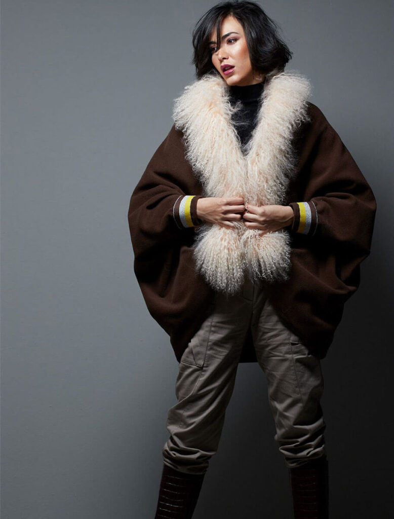 Mujer con capa marrón de lana y cuello rosa de cordero de Mongolia