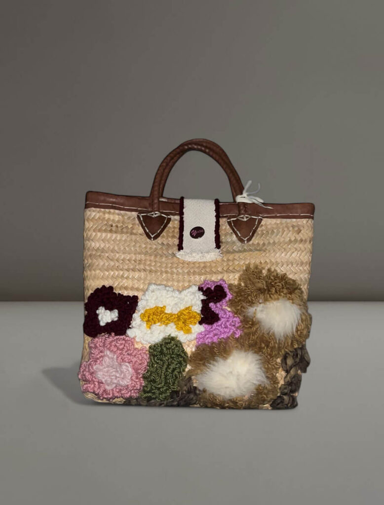 Vista frontal de la cesta artesanal Flor de Palma de Yes50, bordada a mano con motivos florales.