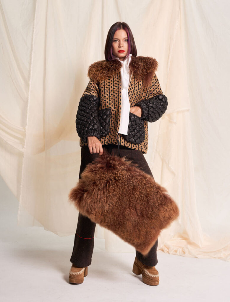 Chaqueta Enebro de Yes50 vista frontal completa con bolso.