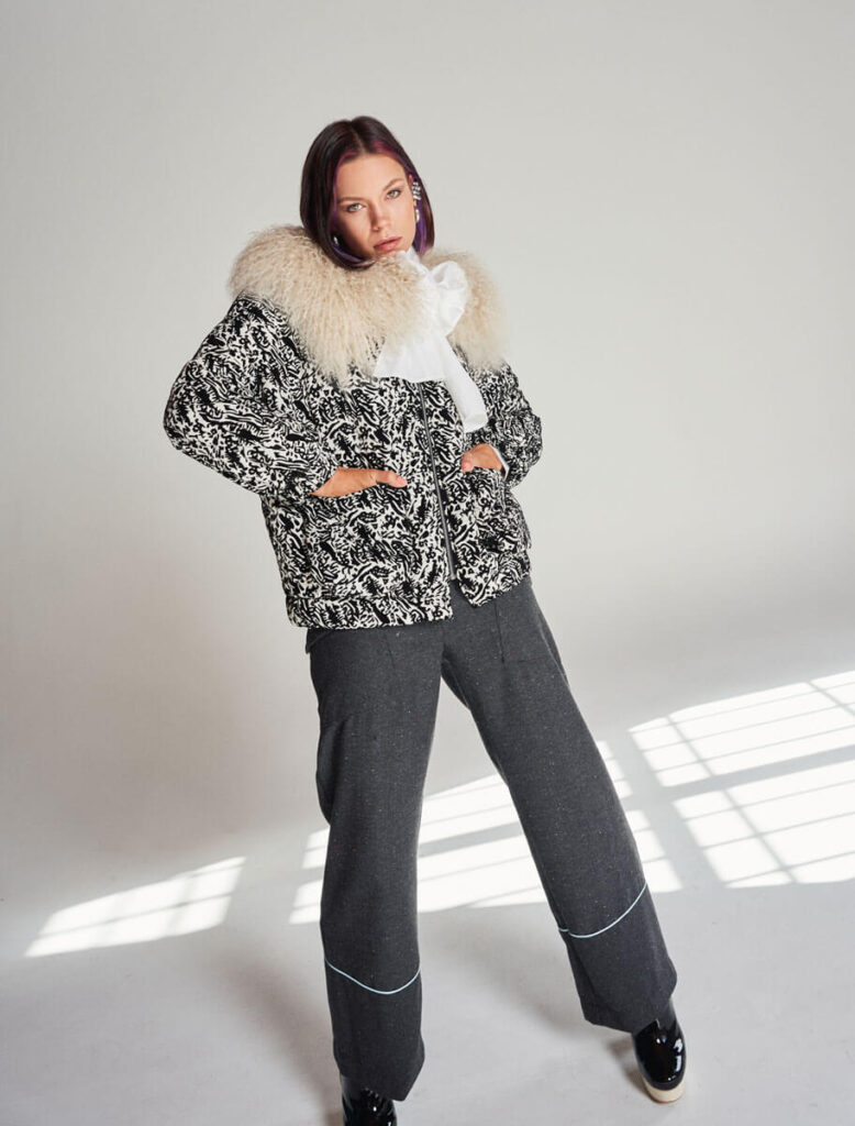 Chaqueta Flor de Nieve de Yes50, diseño blanco y negro con cuello negro de pelo sintético.