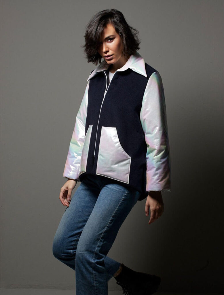 Mujer con chaqueta azul de paño con mangas irisadas