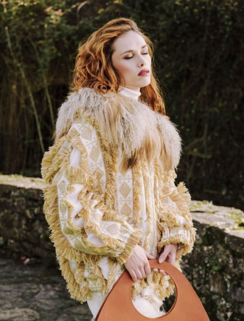 Imagen principal de la chaqueta Sama beige con cuello de piel natural.