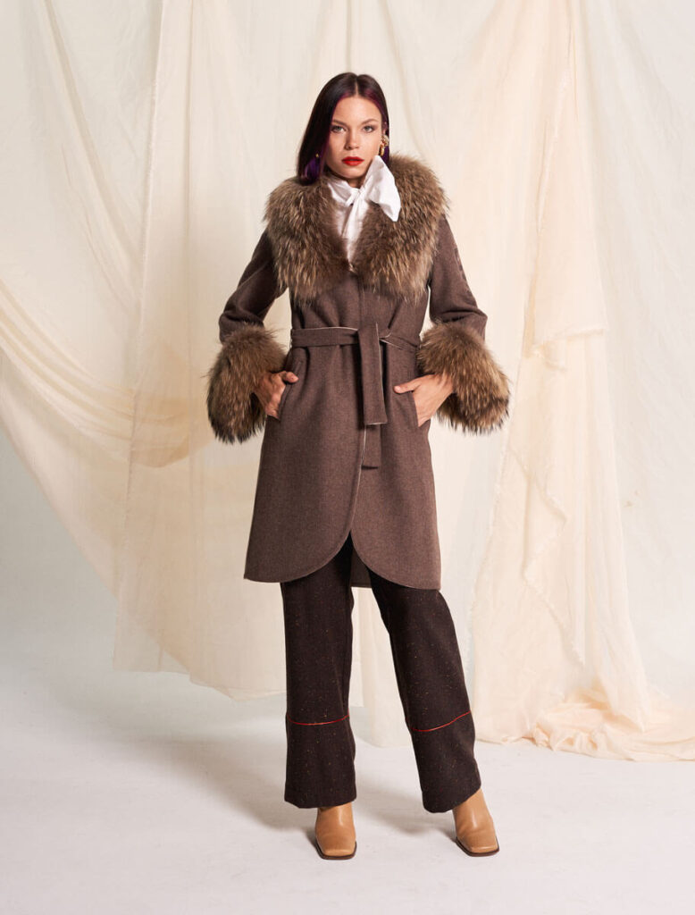 Abrigo Clamen Marrón de alpaca con piel natural – vista frontal