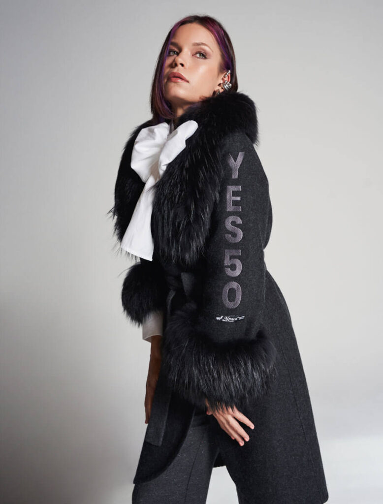 Abrigo Clamen Negro de alpaca con cuello y puños de piel natural – estilismo