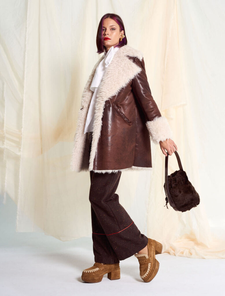 Vista principal de la Pelliza Mahonia Marrón, con cuello de borreguillo blanco y tejido marrón brillante.