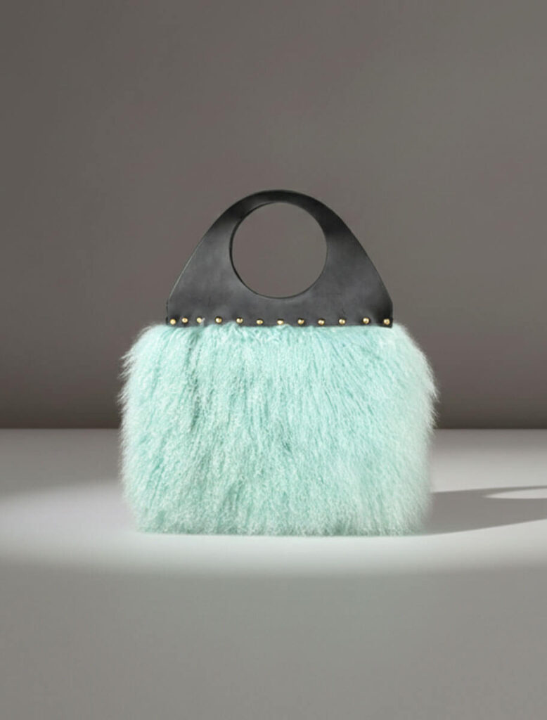 Bolso Gerbera Yes50 aguamarina en piel de cordero de Mongolia y asa de ante negro