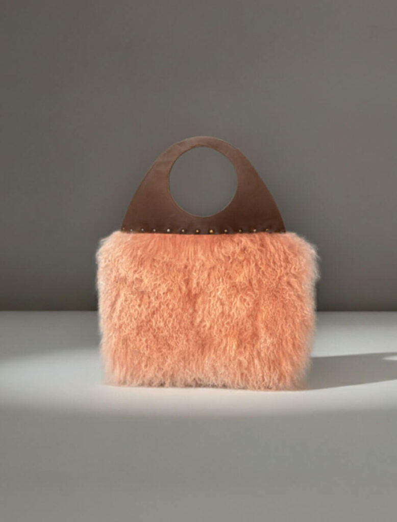 Bolso Gerbera Yes50 salmon de piel de cordero de Mongolia con asa de ante marrón