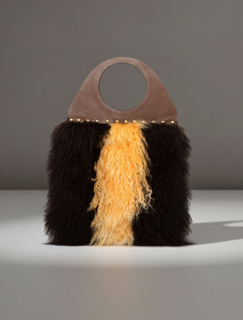 Bolso Fresia Yes50 negro con franja amarilla en piel de cordero de Mongolia